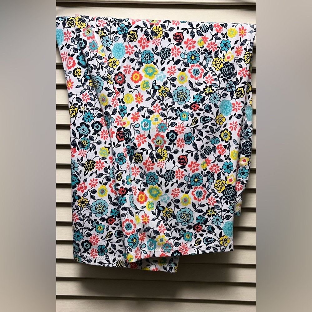 TERRA & SKY Women’s 2X Capri pants.  Pull on, 2 back pockets.  Floral print.